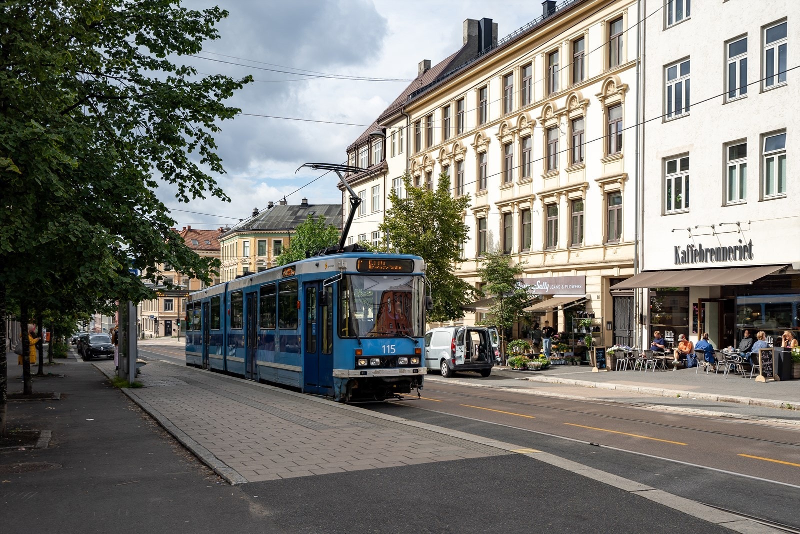 Svært gode kollektivforbindelser med trikkelinjer (12, 15, 18) og busslinjer (20, 21, 28, 30) alle innenfor 450 meters radius. Galleribilde