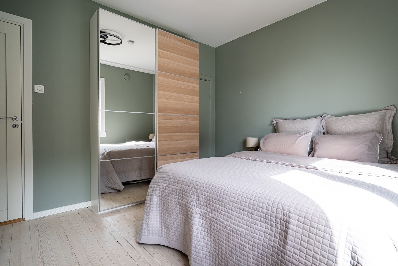 Boligen har originale tregulv i stue/kjøkken og hovedsoverom, slipt i 2022. Galleribilde