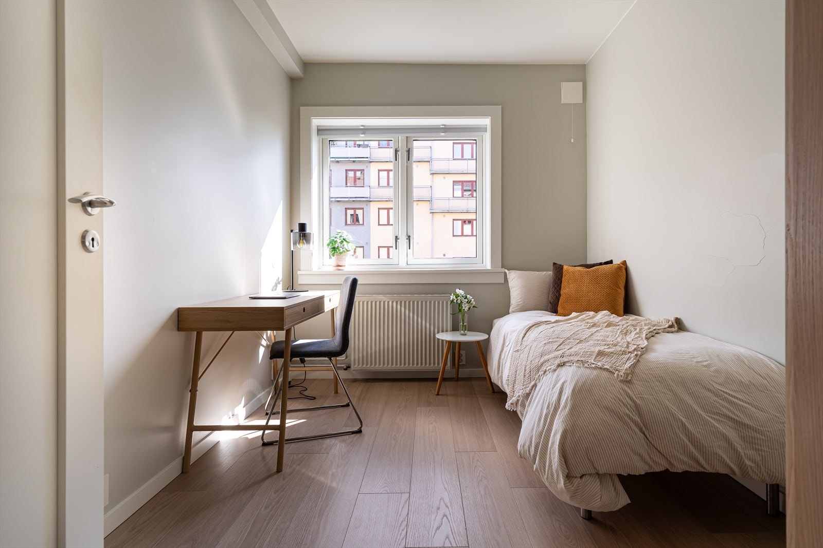 Boligen har to gode soverom, hvor begge kan møbleres med dobbeltseng ved behov. Galleribilde