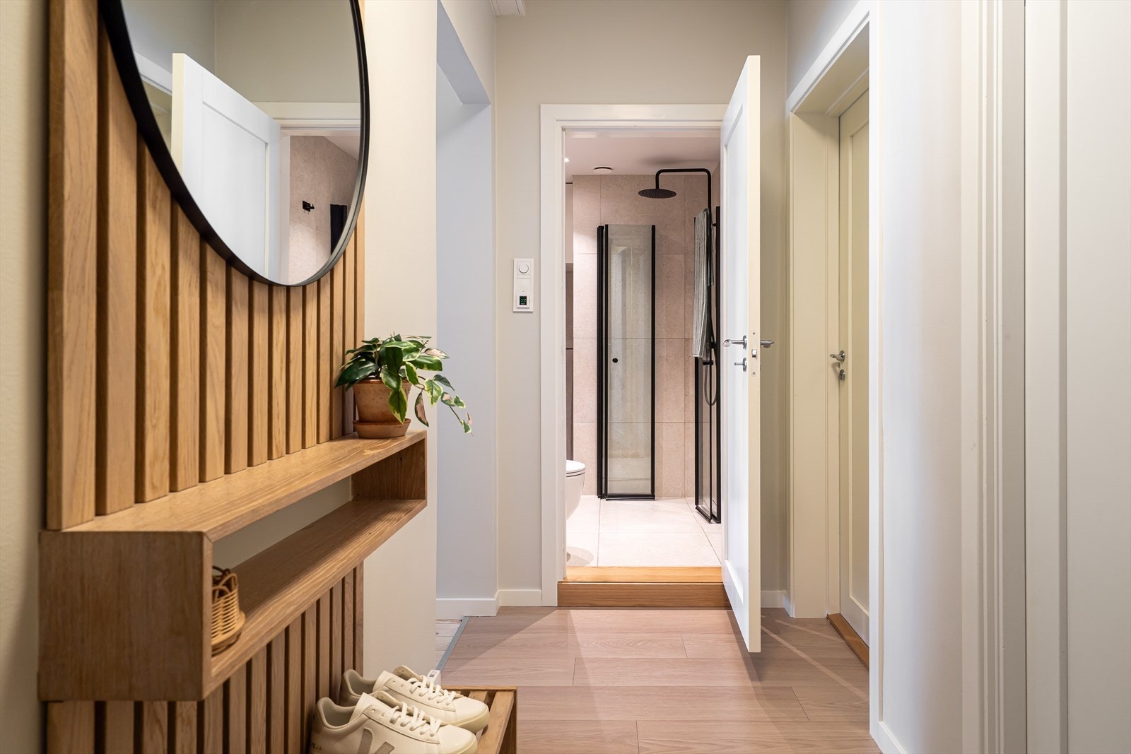 Leiligheten er gjennomført og stilren. Det er montert dørcalling som gjør det enkelt å slippe inn gjester fra gateplan. Galleribilde