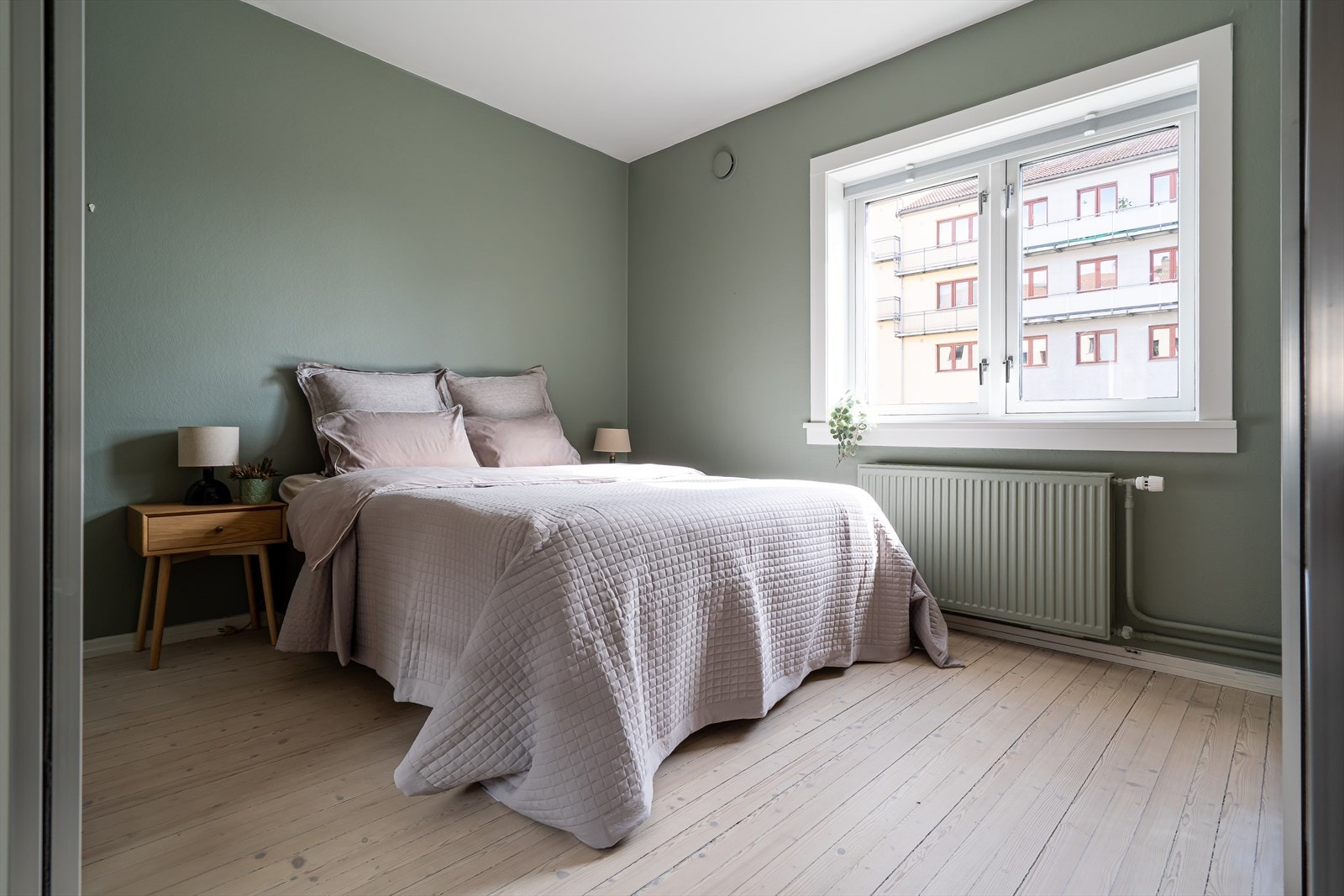 Hovedsoverommet har rikelig plass til dobbeltseng og tilhørende møblement. Galleribilde