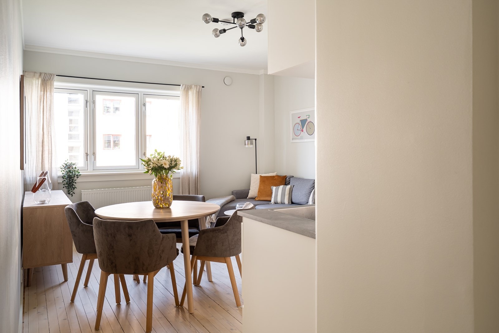 Stue og kjøkken er i åpen løsning - perfekt for en sosial og moderne livsstil! Galleribilde