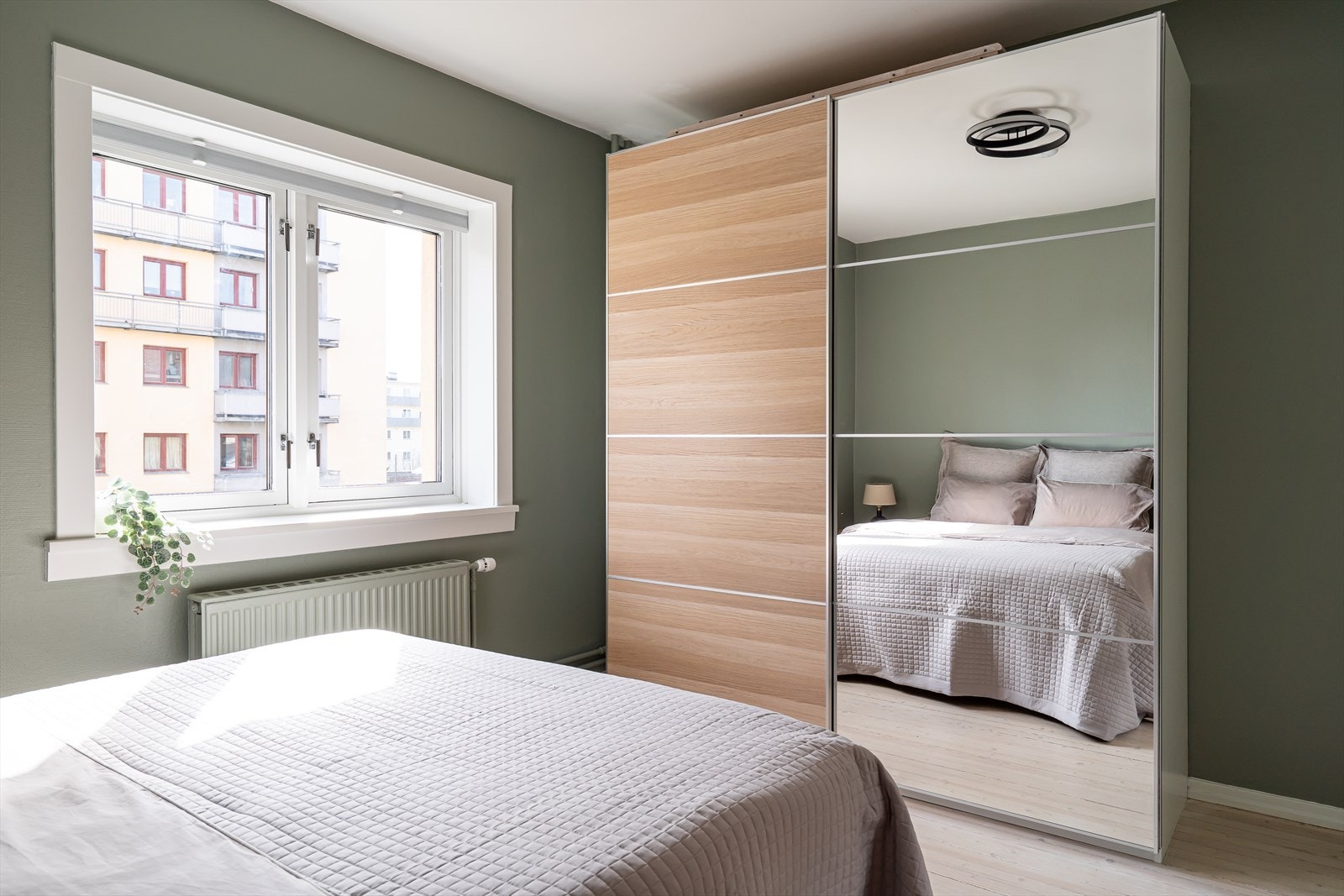 Det største soverommet har to store skyvedørsgarderober og et kott for rikelig med oppbevaring. Galleribilde