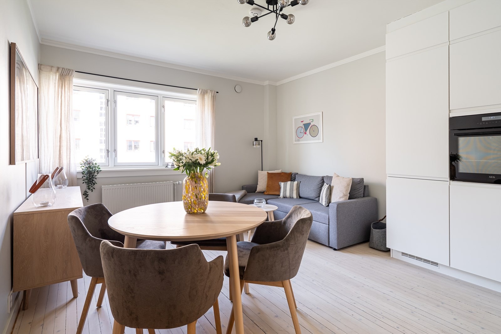 Leiligheten er gjennomgående og har hyggelig utsyn mot grøntarealer på begge sider. Galleribilde