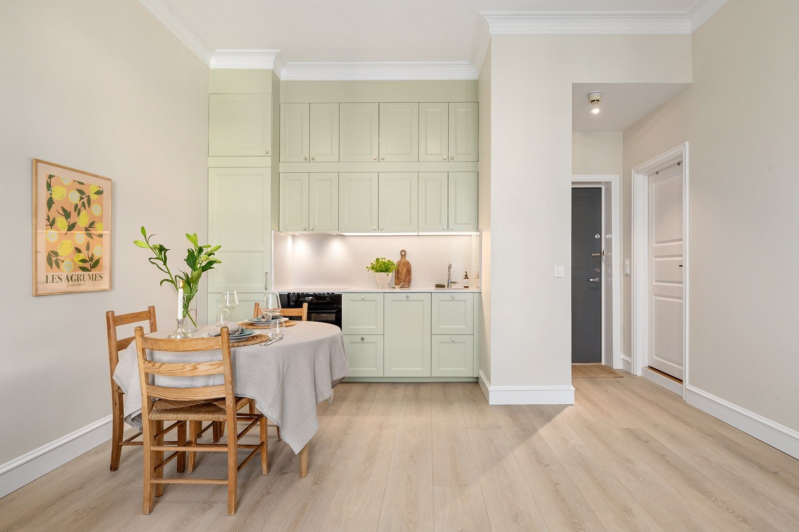 Den åpne løsningen i leiligheten gir en sosial og god romfølelse. Galleribilde