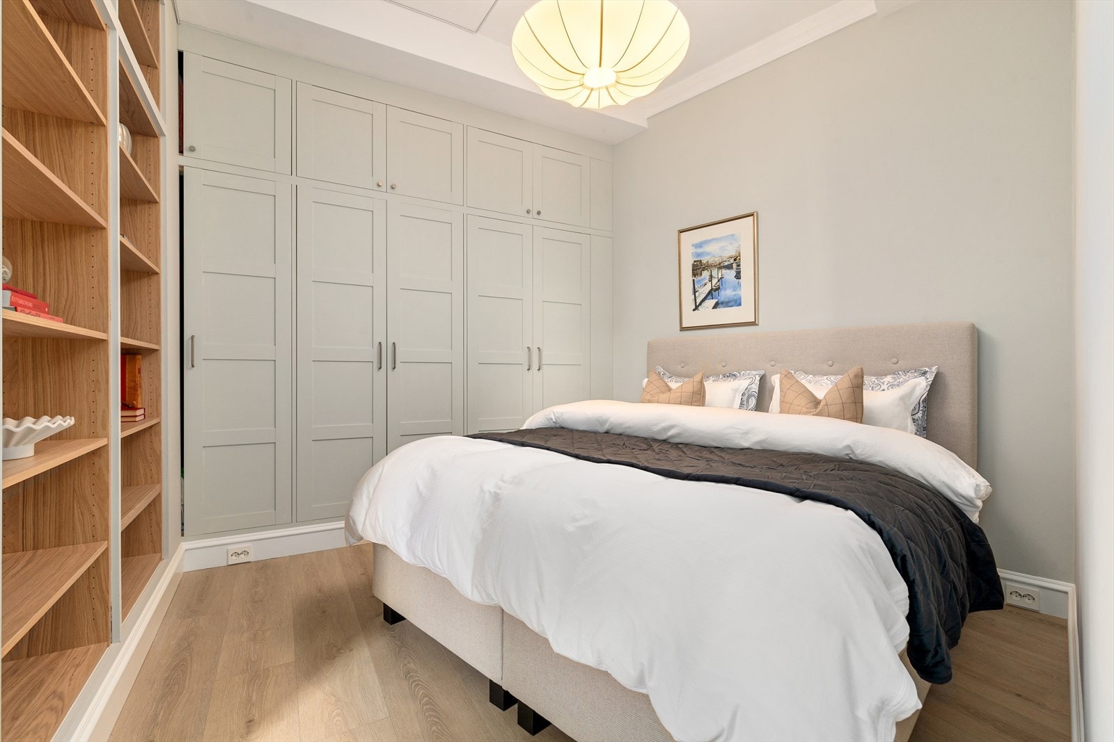 Lyst og innbydende soverom med plass til dobbeltseng. Galleribilde