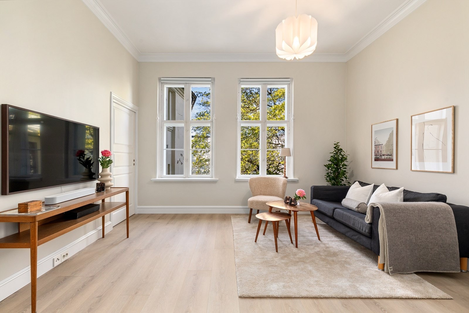 Leiligheten har store vinduer som gir mye lys og en god atmosfære. Galleribilde