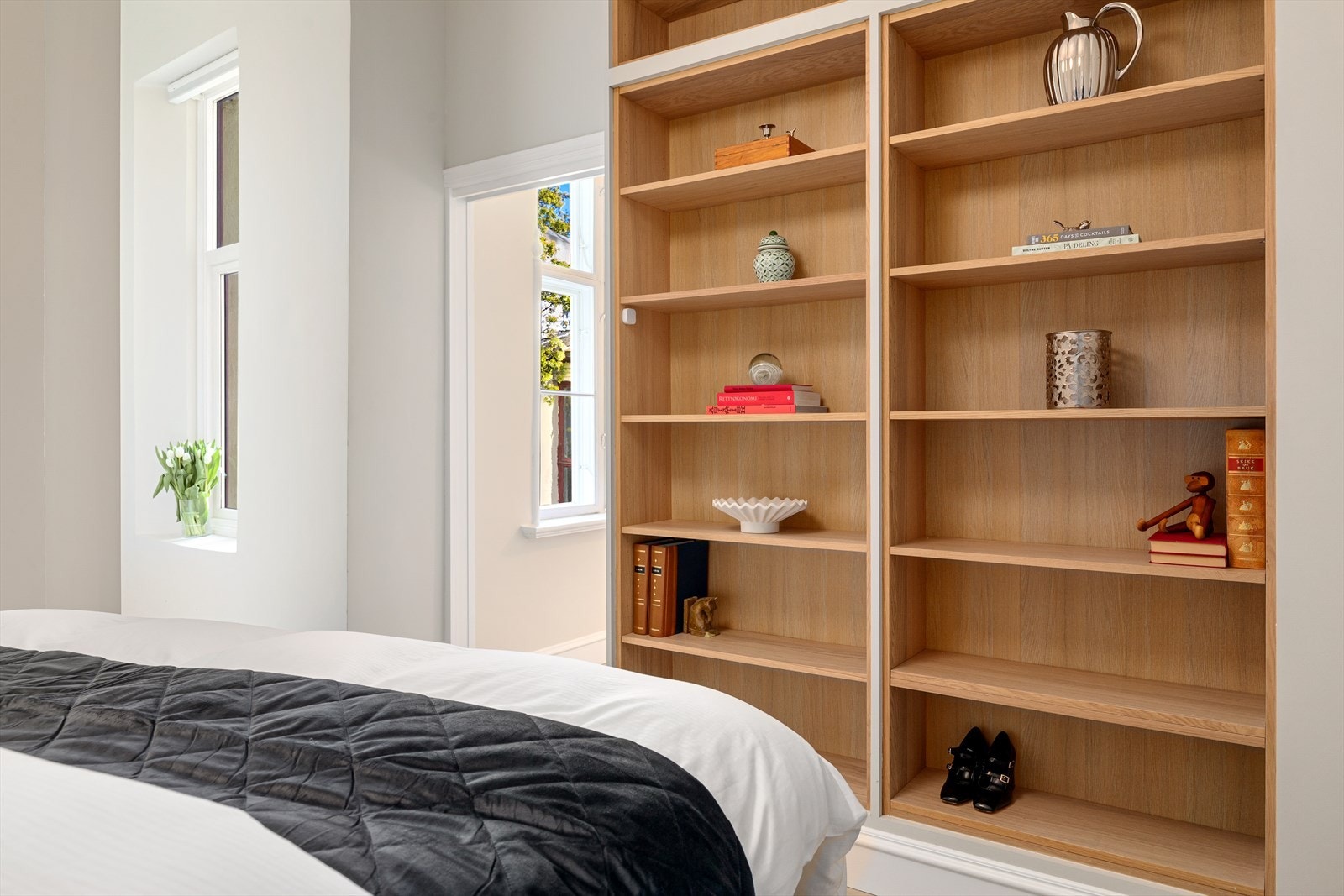 Leiligheten har svært praktiske oppbevaringsløsninger og godt med skapplass. Galleribilde