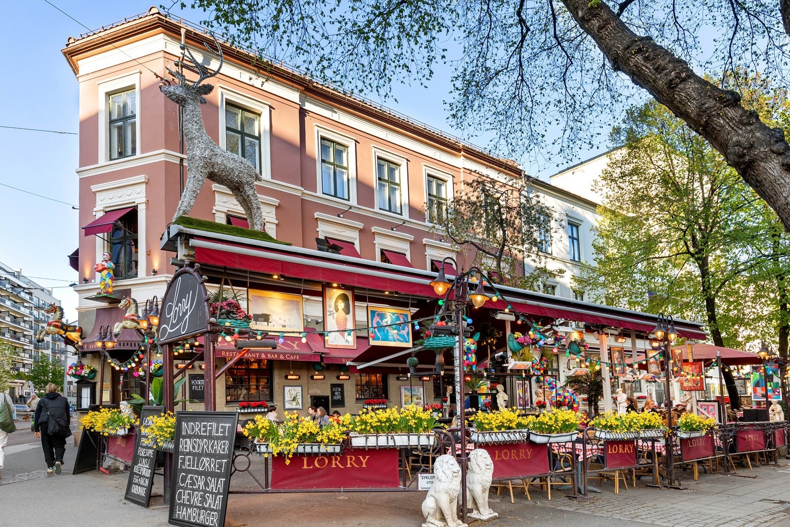 Det meste av fasiliteter finnes i nærmeste omkrets; Rema 1000, klesbutikker, vinmonopol, diverse kafeer og restauranter m.m. Galleribilde