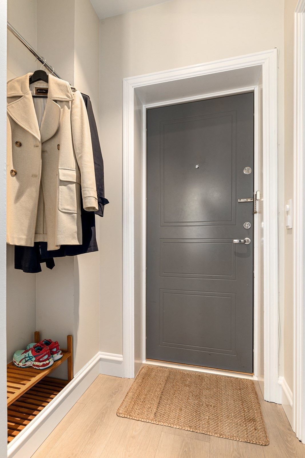 Entré med plass til oppheng av yttertøy og sko. Galleribilde