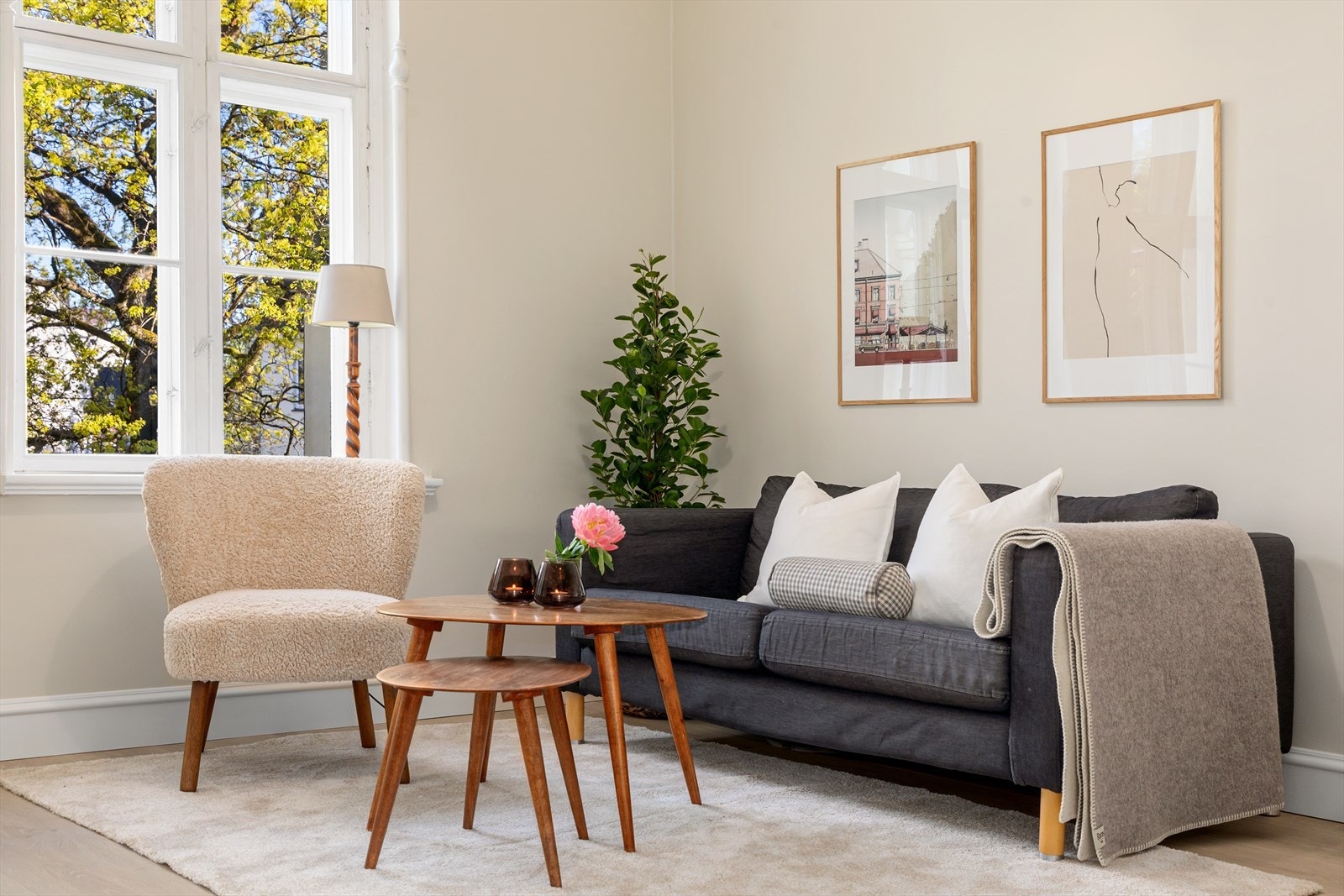 Boligen fremstår tidsriktig i delikate farger og med pen laminat på gulv. Galleribilde