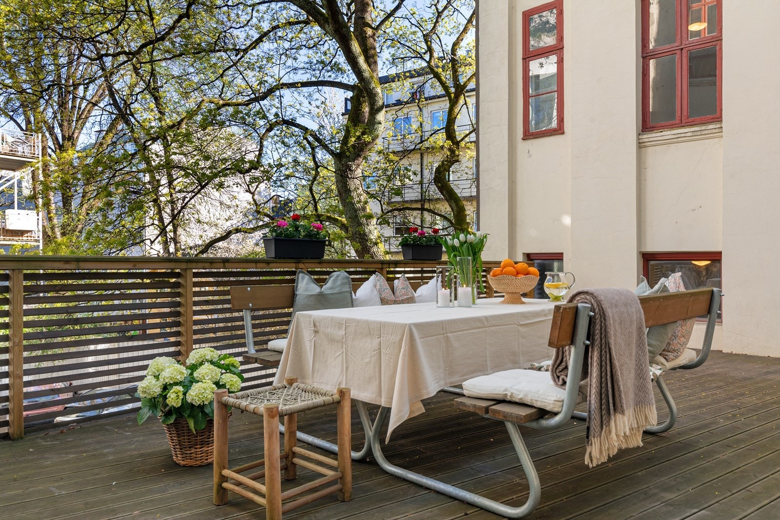 Sameiet har felles terrasse i 2. etasje med hyggelig sittegruppe til glede for beboerne. Galleribilde