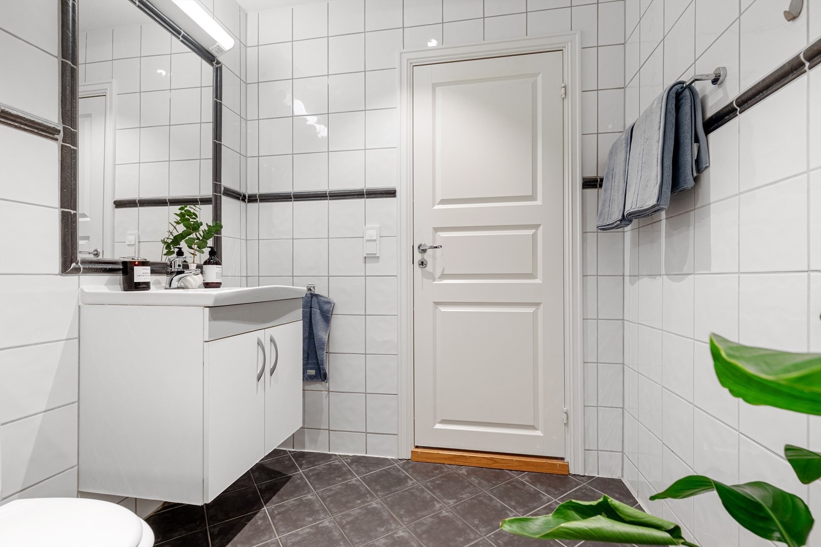 Stort bad med dusjnisje, wc, servant med underskap, speil og opplegg for vaskemaskin. Galleribilde