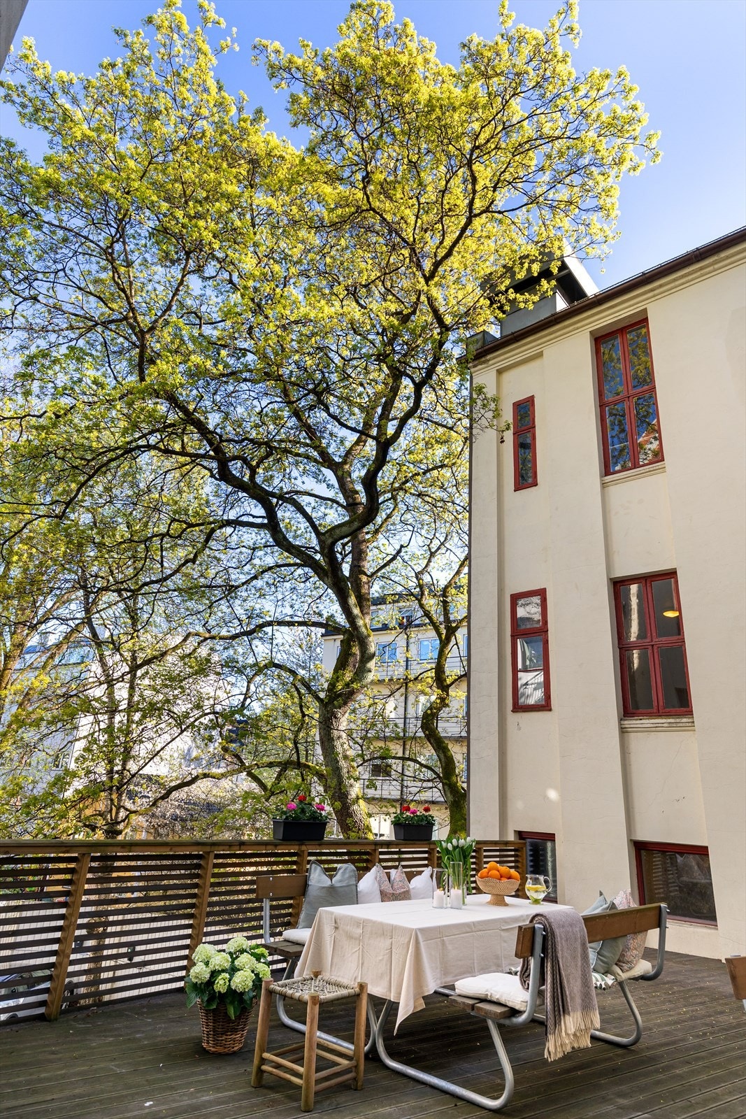 Terrassen ligger i skjermet bakgård. Galleribilde