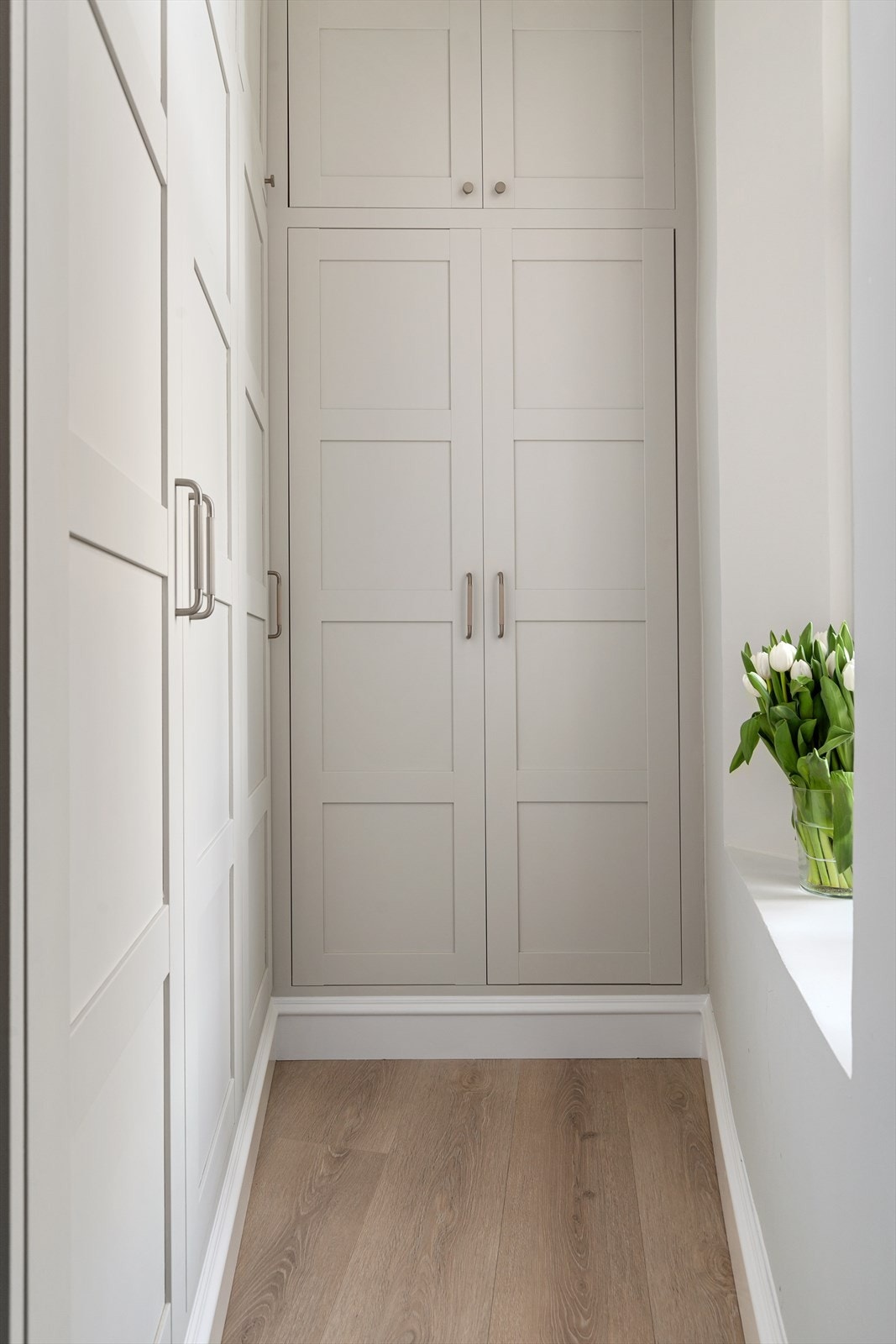 Plassbygget garderobe fra gulv til tak. Galleribilde