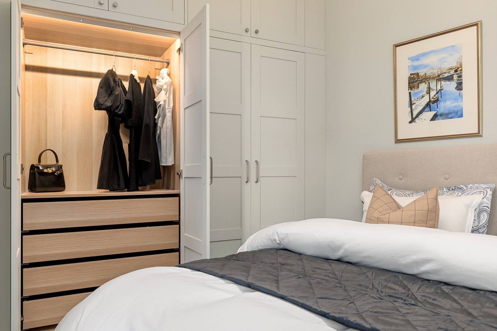 Soverommet har stor plassbygget garderobe. Galleribilde