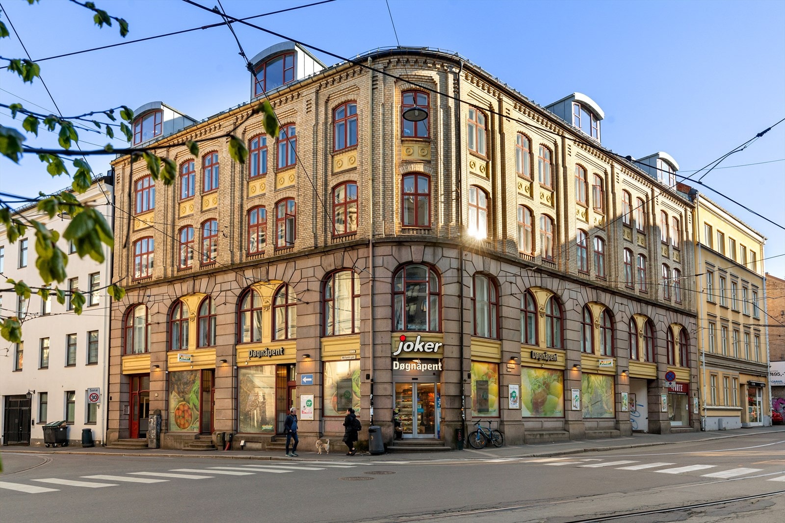 Leiligheten vender i sin helhet mot bakgård, men ligger svært sentralt med "alle" servicetilbud rett utenfor døren. Galleribilde