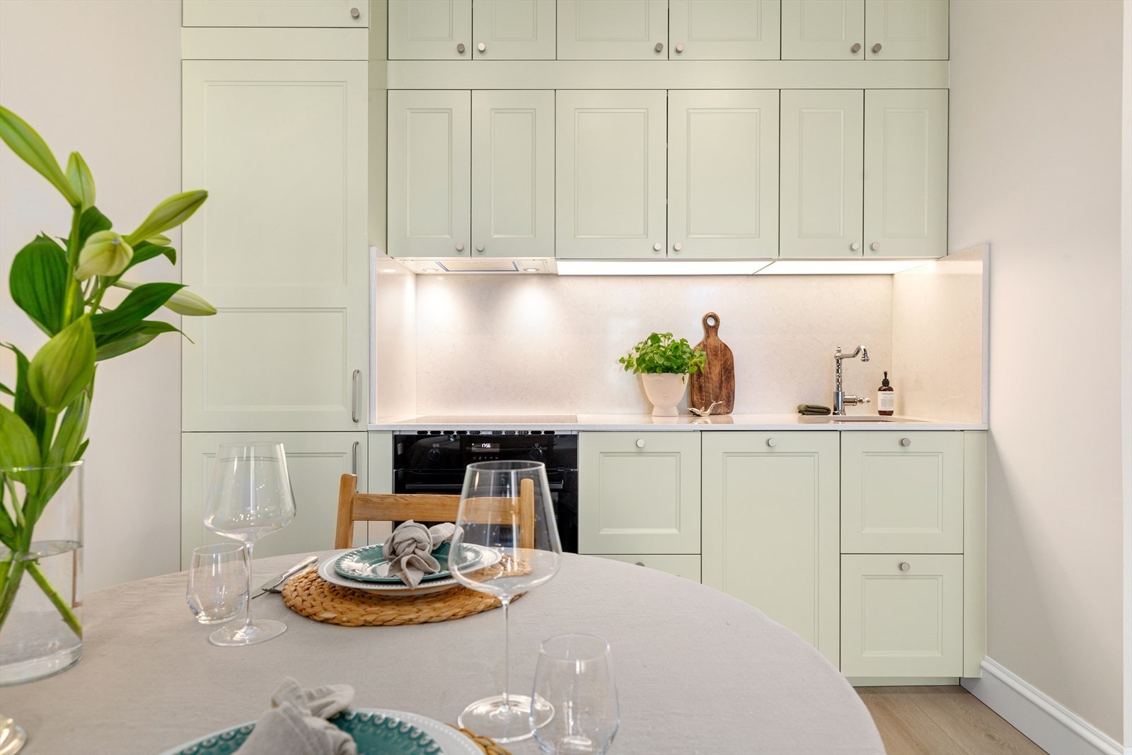 Leiligheten fikk nytt kjøkken i 2025 med integrerte hvitevarer. Galleribilde