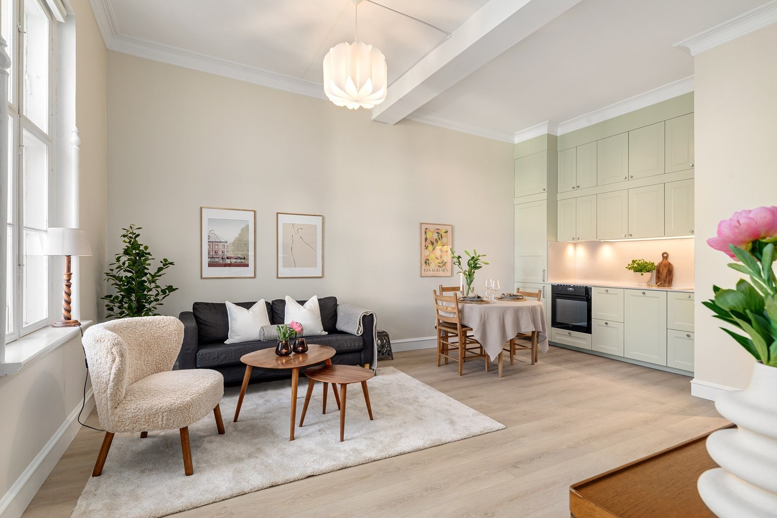 En lekker, lys og innbydende 2-roms i 4. etasje med heis. Galleribilde