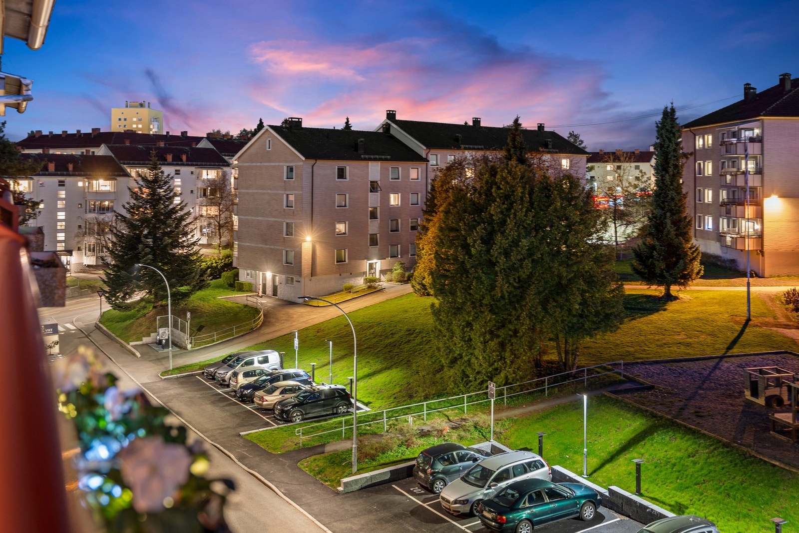 Det er rullerende plasser med el-billader ved Nylænde 17 og Østerlisvingen 4 - 6. Ellers parkeringsplasser etter venteliste. Galleribilde