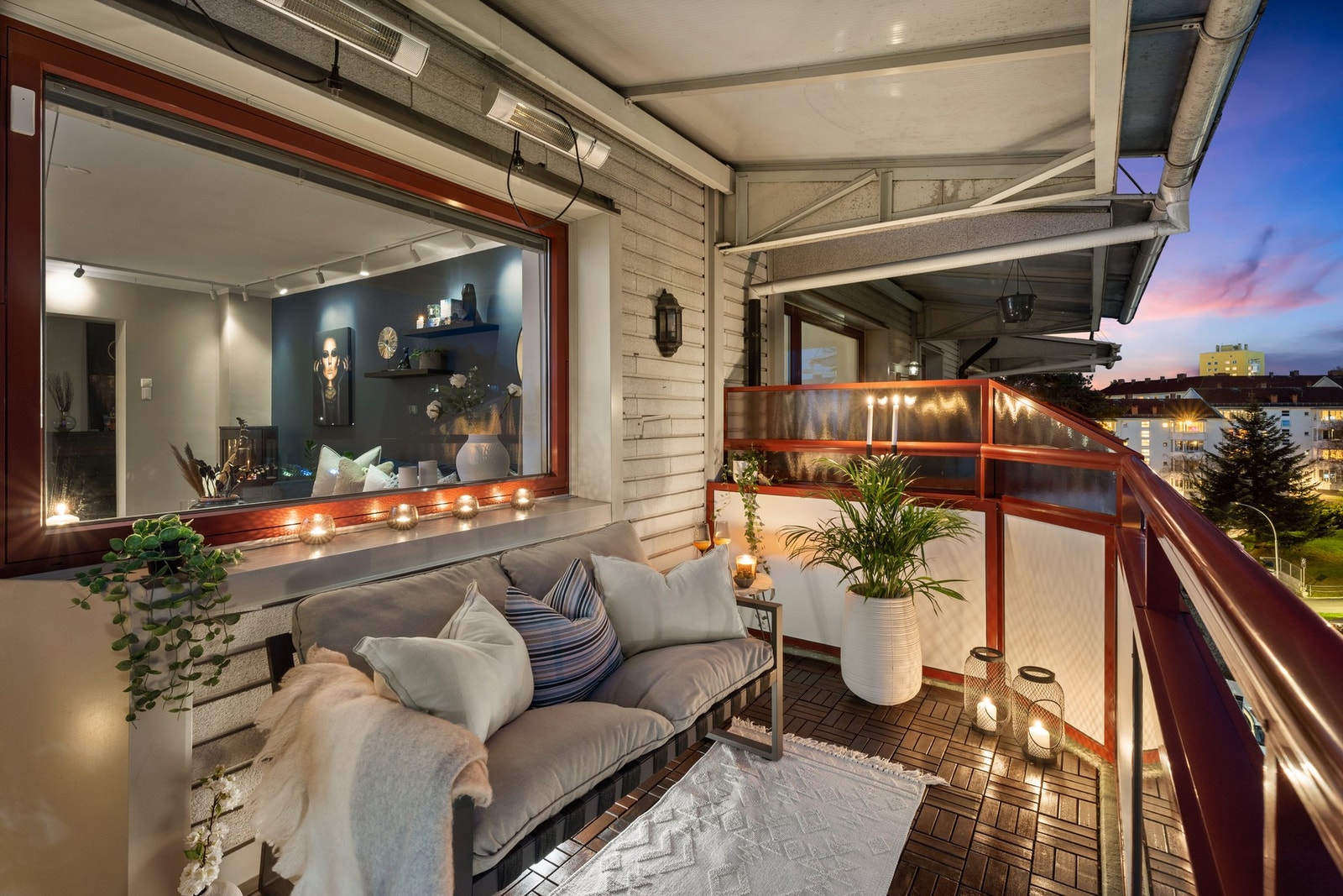 Stuen har stort vindu og balkongdør mot sydvest som gir godt med naturlig lys. Galleribilde