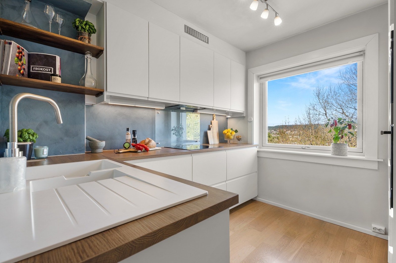 Kjøkkenet ligger adskilt og ble oppgradert av tidligere eier med lyst Ikea kjøkken fra 2017. Galleribilde