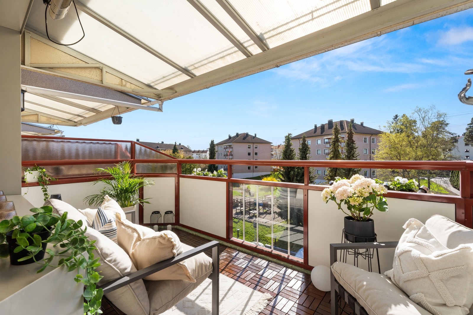 Leiligheten har utgang fra stuen til en overbygd balkong på ca. 7,5 kvm. Galleribilde