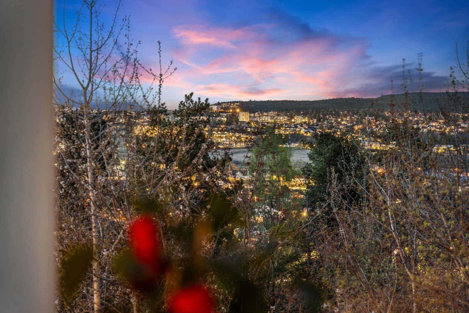 Vinduet vender mot nordøst og byr på morgensol og ellers fin utsikt over Østensjøvannet. Galleribilde