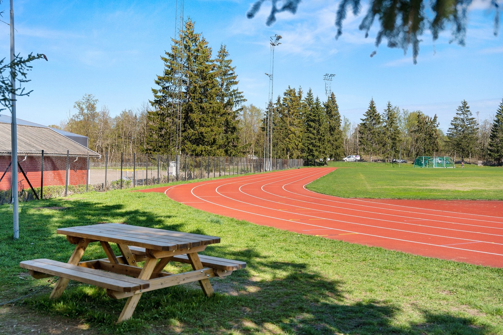 Det er kort vei til Lambertseter idrettspark med fotballbaner, friidrettsanlegg og idrettslekeplass. Galleribilde