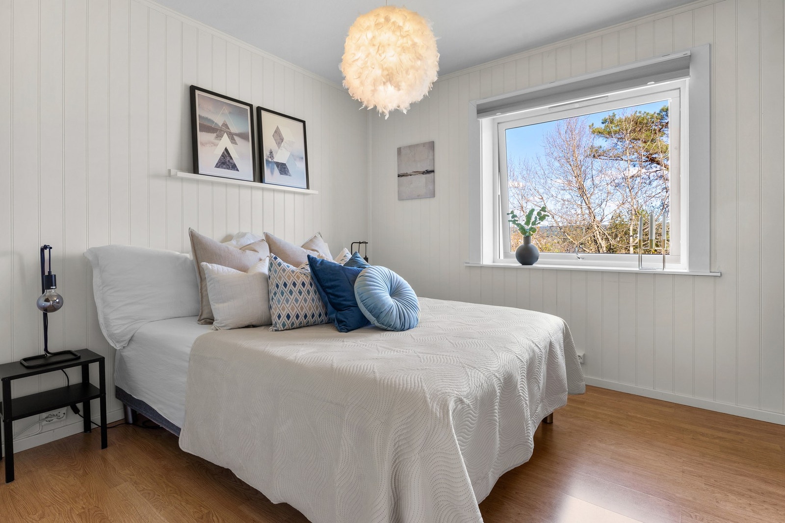 Soverommet har vindu mot nordøst, slik at det oppleves svalt om sommeren. Ellers er soverommet malt i en lys moderne farge og laminat på gulv. Galleribilde