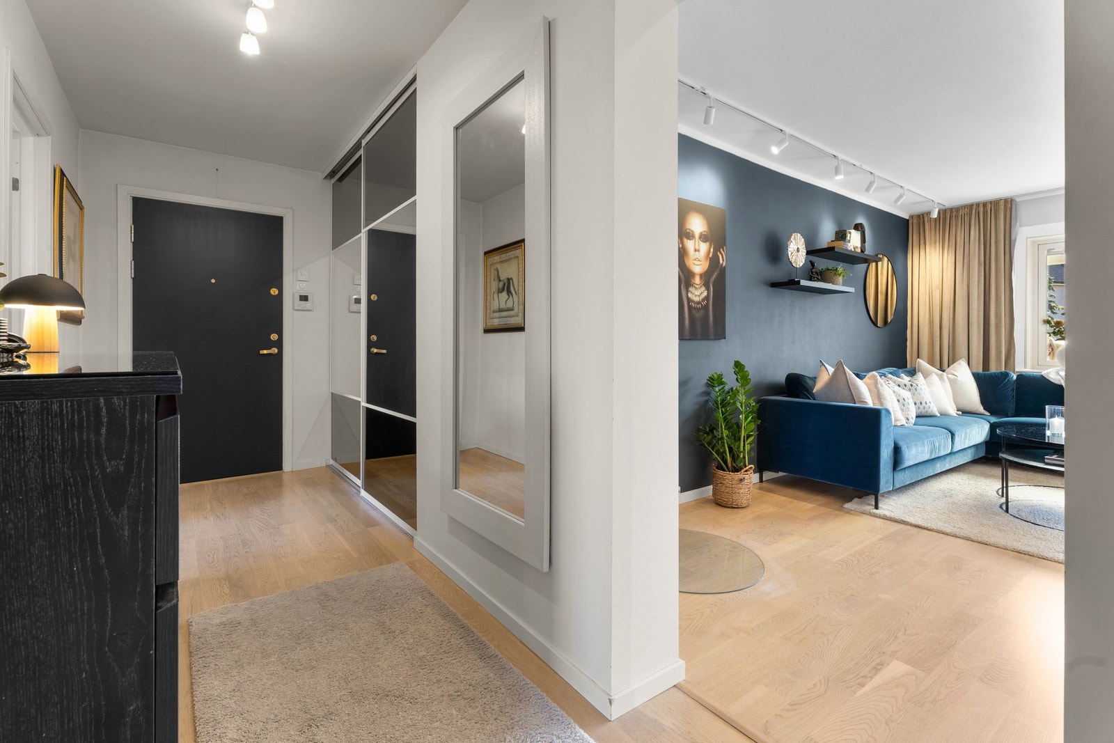 Entreen er romslig med adkomst til alle rom. Slette overflater med listefri overgang mot himling og 3-stavs parkett på gulvet, som er gjennomgående i de fleste rom. Galleribilde