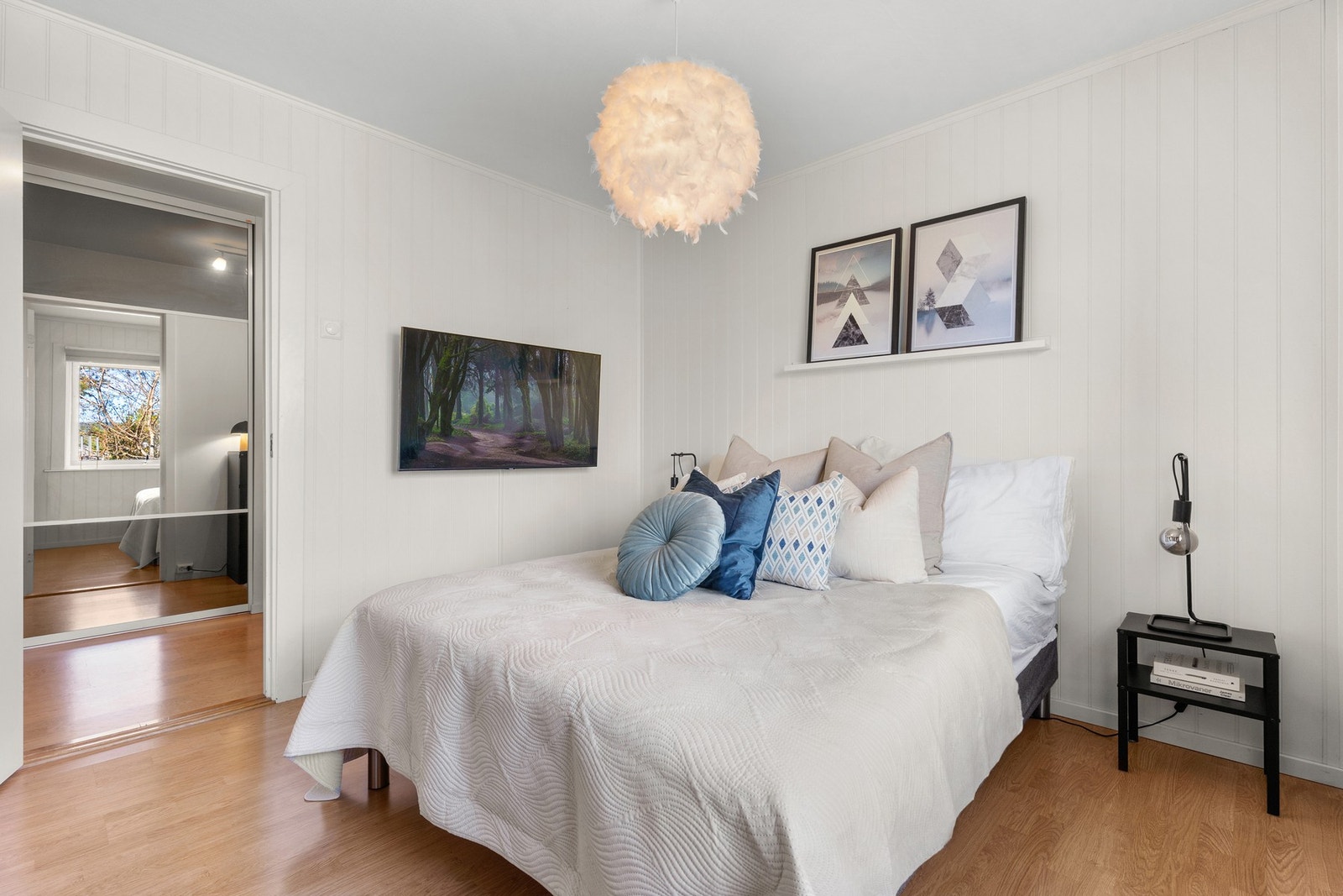 Fra entreen er det videre inngang til et romslig soverom. Galleribilde