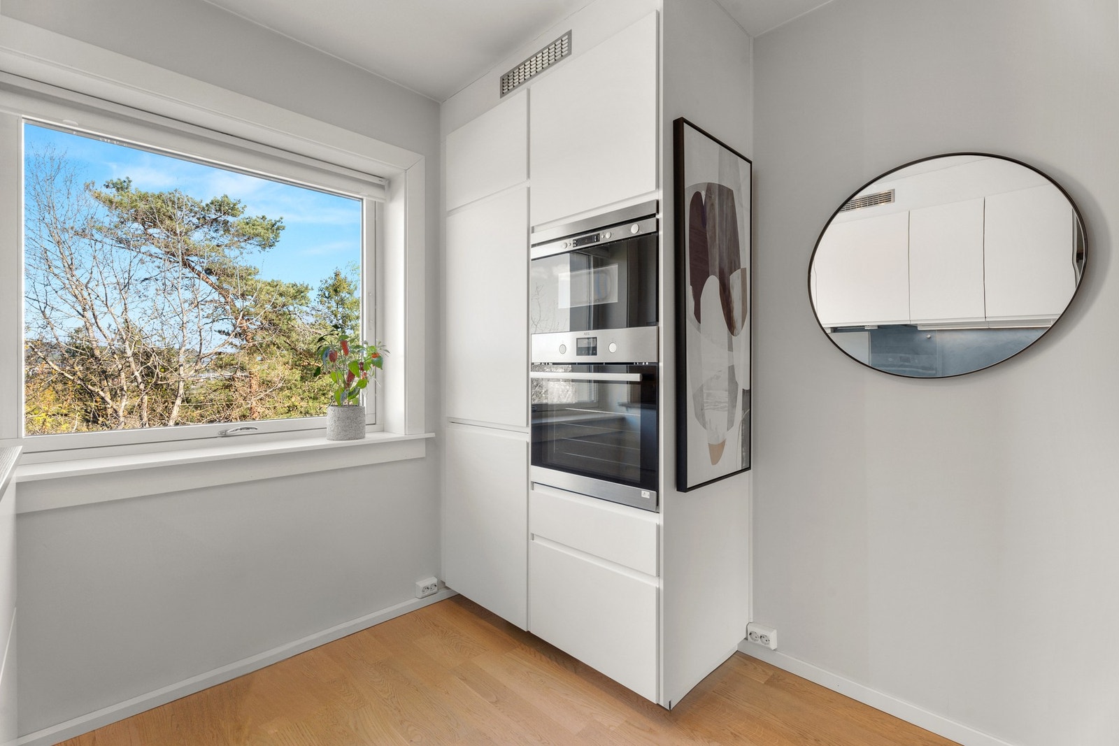 Kjøkkenet er utstyrt med integrerte hvitevarer som induksjonsplatetopp, stekeovn, mikrobølgeovn, oppvaskmaskin (40cm) og kjøle/fryseskap. Galleribilde