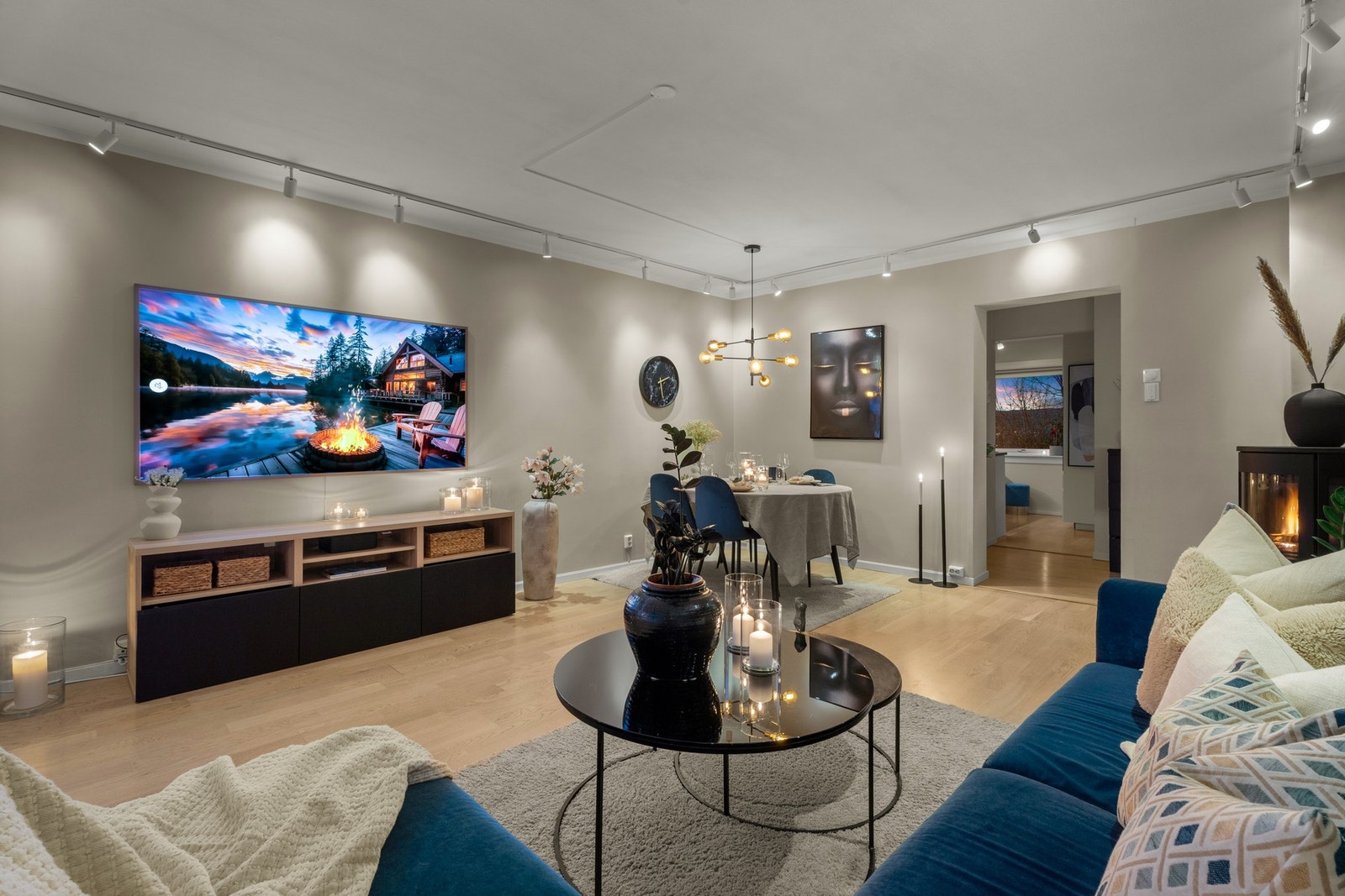 Det montert lysskinner i taket som gir godt med belysning i rommet både på dag og kveldstid. Galleribilde