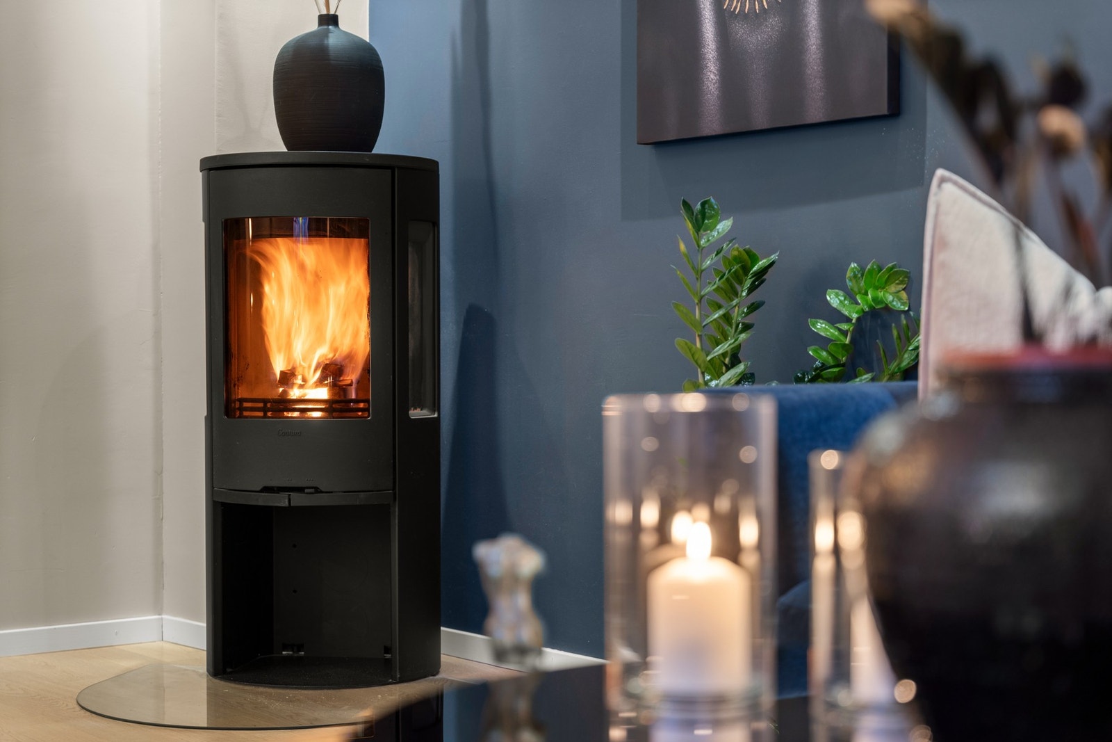 I hjørnet er det plassert peisovn som gir godt med varme og skaper ekstra hygge. Galleribilde