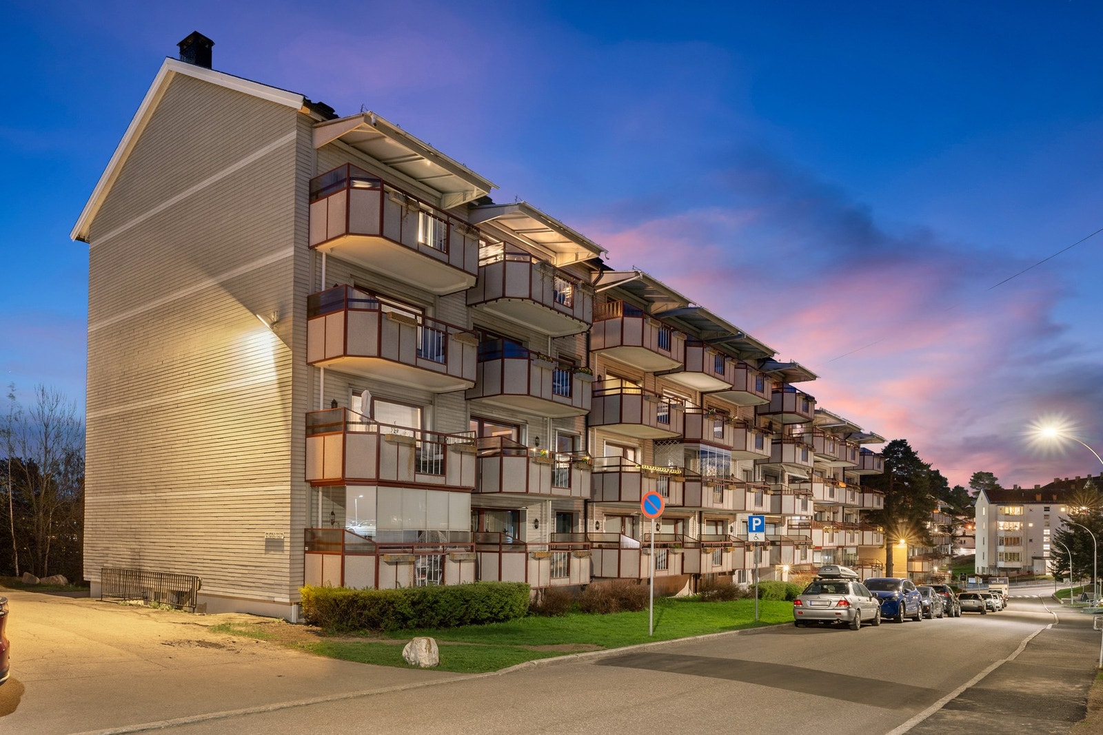 Borettslaget har pene, grønne fellesområder som er opparbeidet med gressplener, variert beplantning, sittegrupper og asfalterte internveier. Nylænde er også lite trafikkert. Galleribilde