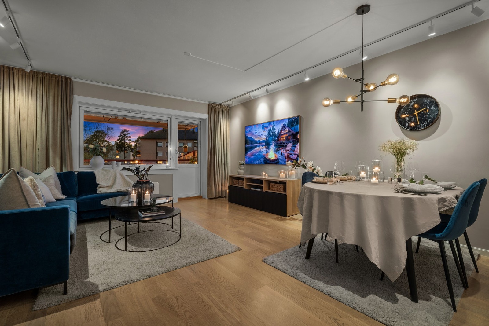 Det er god plass til både sofa, tv-løsning og spisebord i stuen. Galleribilde