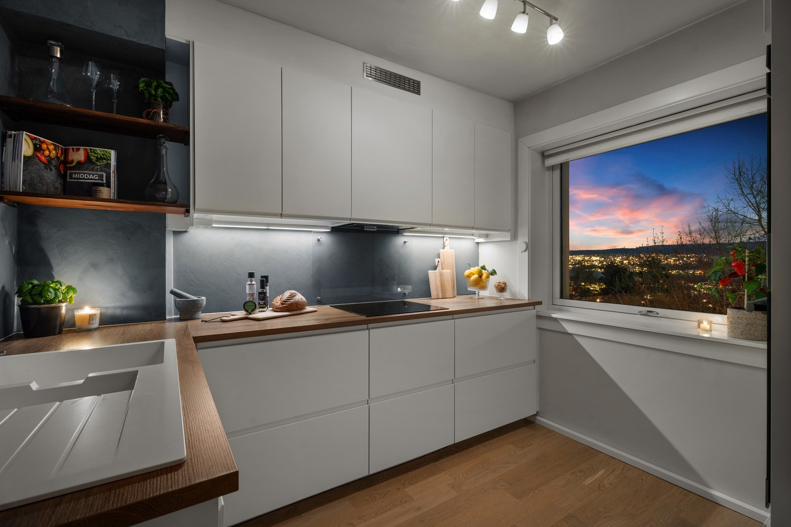 Stilrent kjøkken som fremstår like delikat på dag- som kveldstid. Galleribilde