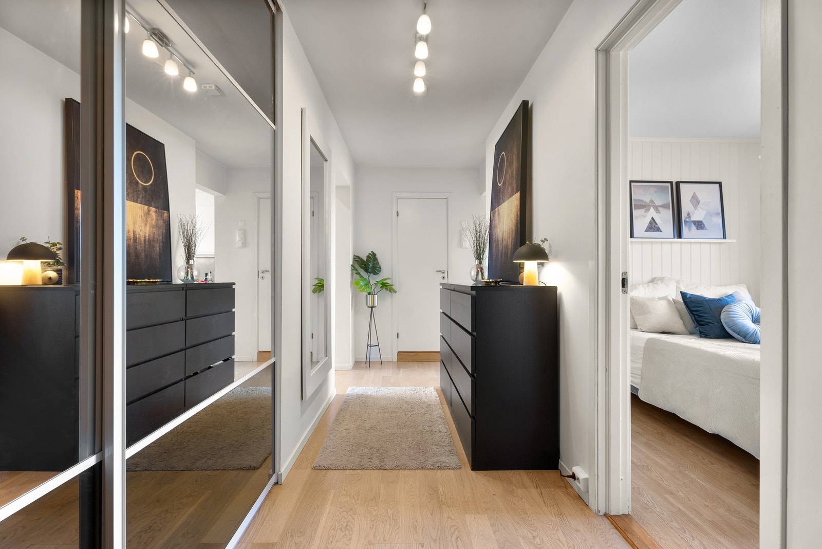 Lenger inn i gangen er det plass til kommode eller annet entrémøblement. Galleribilde