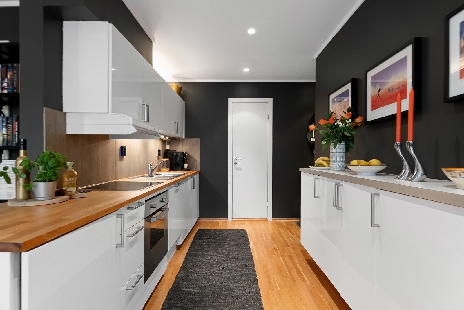 Integrerte hvitevarer et stekeovn, platetopp og oppvaskmaskin. Frittstående kjøleskap. Galleribilde