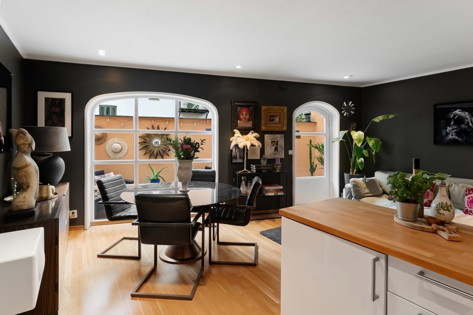 Leiligheten er etablert i 2005, med moderne standard og bevarte klassiske vindusflater. Galleribilde