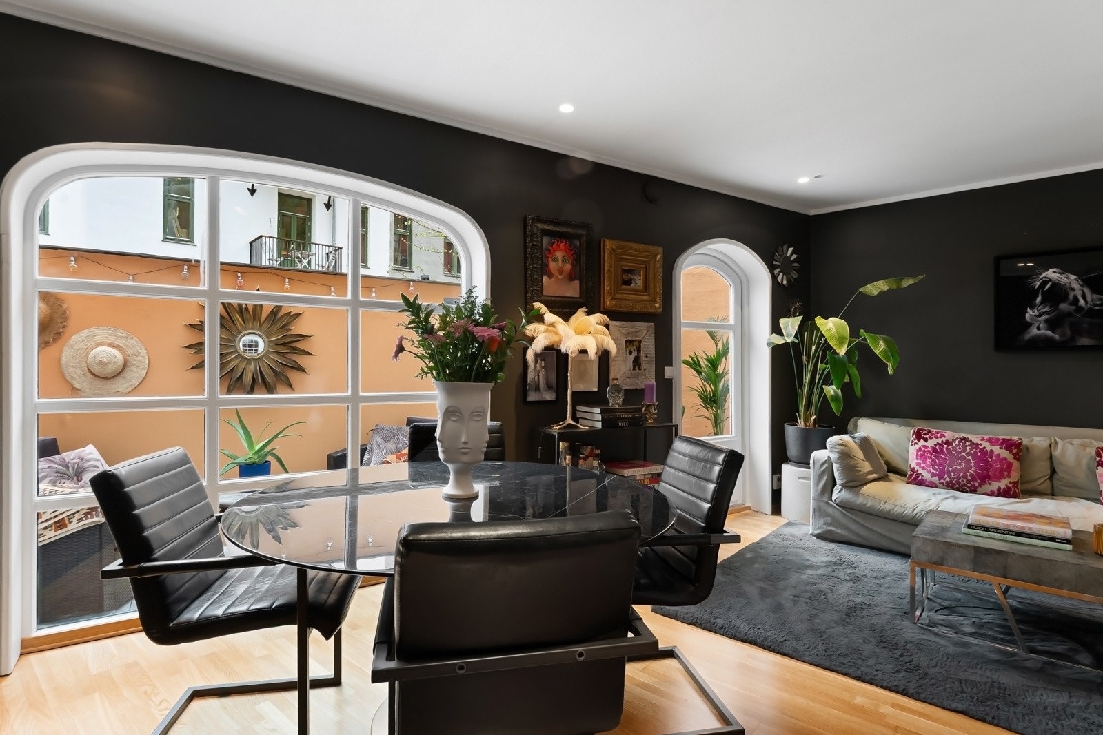 Store vindusflater sikrer godt lysinnslipp. Galleribilde