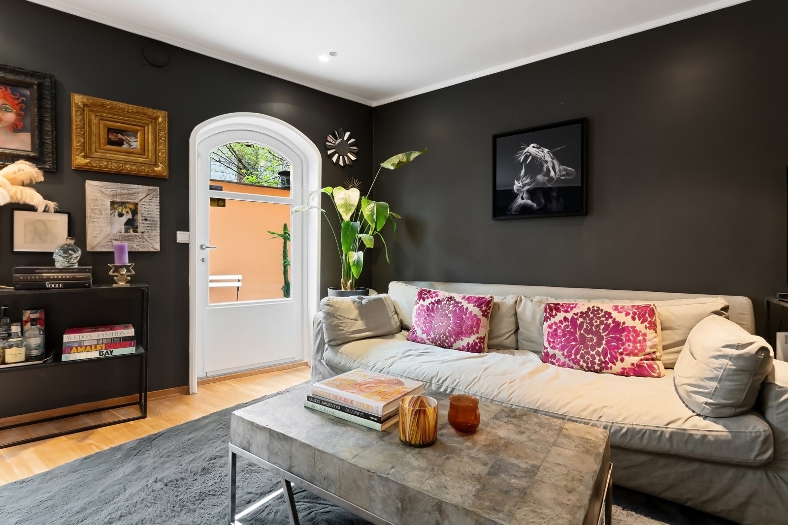 I stuen er det god plass til sofagruppe med tilhørende møblement. Galleribilde