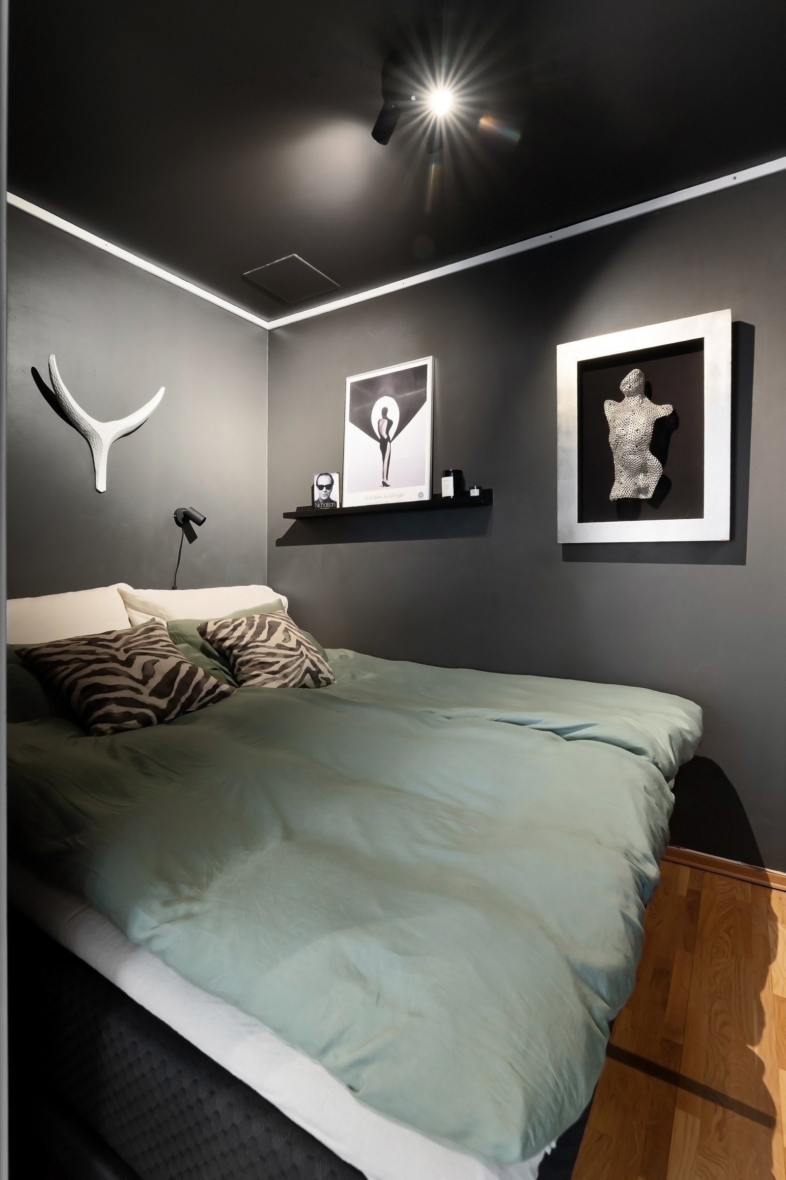 Sovealkove av fin størrelse med plass til dobbeltseng. Det er også satt inn et stort skyvedørsskap som følger med. Galleribilde