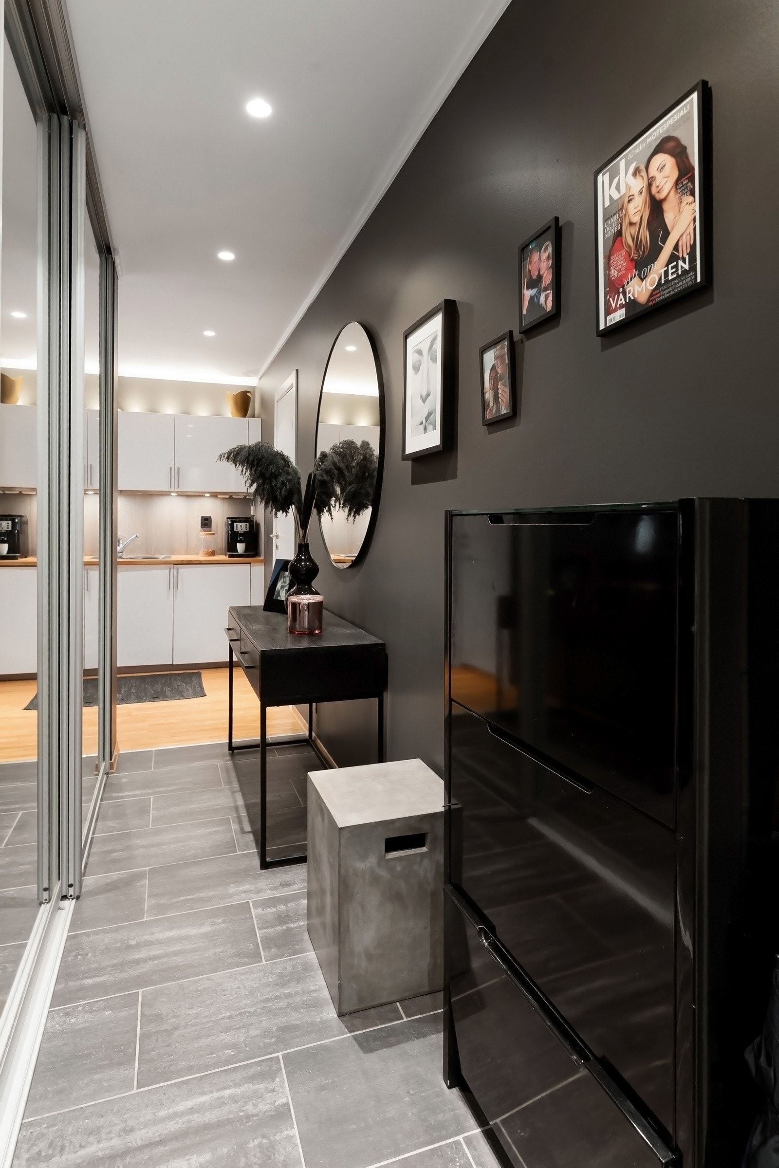 Innbydende entré med flislagt gulv og stor skyvedørsgarderobe med gode oppbevaringsmuligheter. Galleribilde