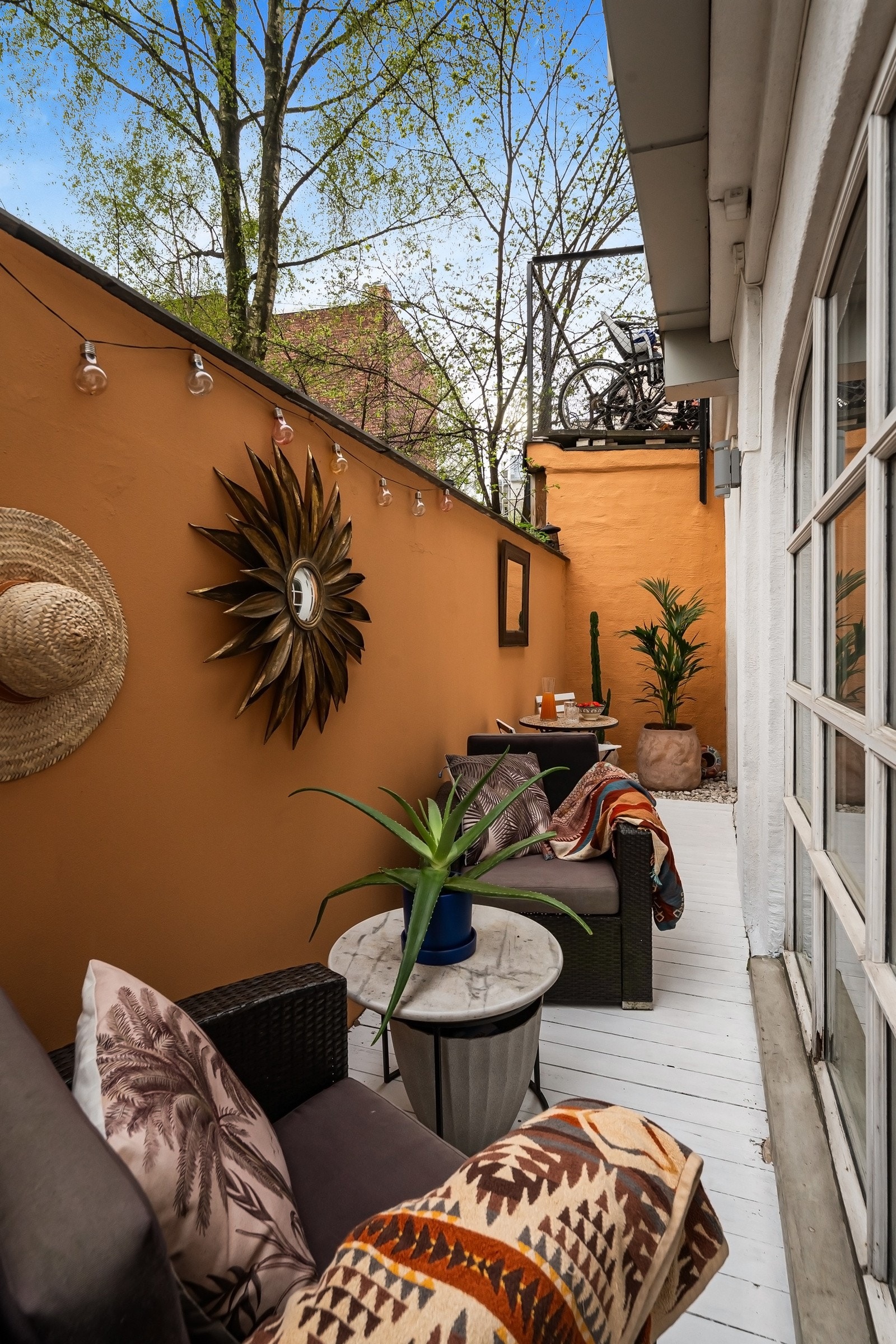 Terrassen kan oppleves som en forlengelse av stuen på varme dager. Galleribilde