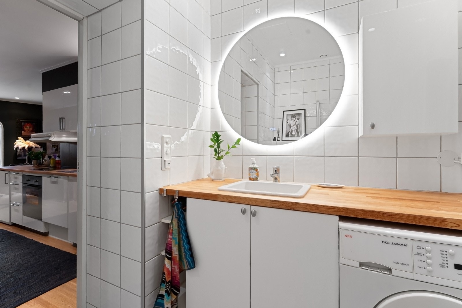 Pent flislagt bad med varmekabler og malt himling med downlights. Galleribilde