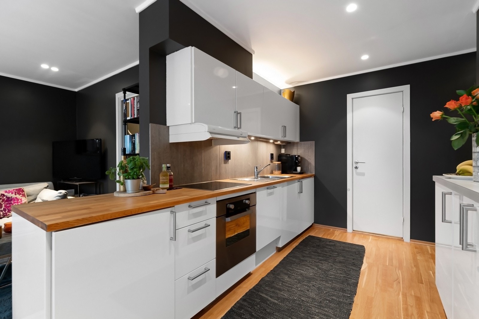 Tidløs kjøkkeninnredning med slette fronter og heltre benkeplate. Galleribilde