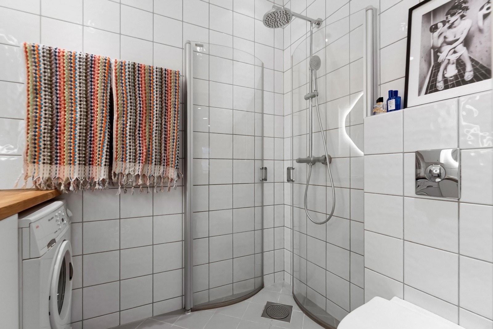 Vegghengt toalett med skjult sisterne. Galleribilde