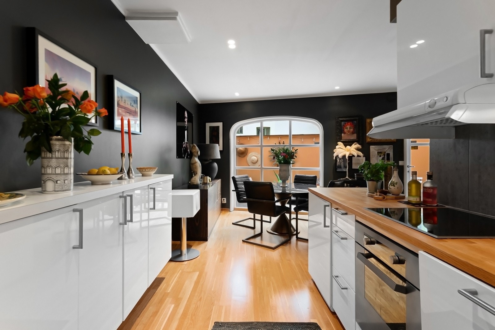 Rikelig med skapplass. Galleribilde